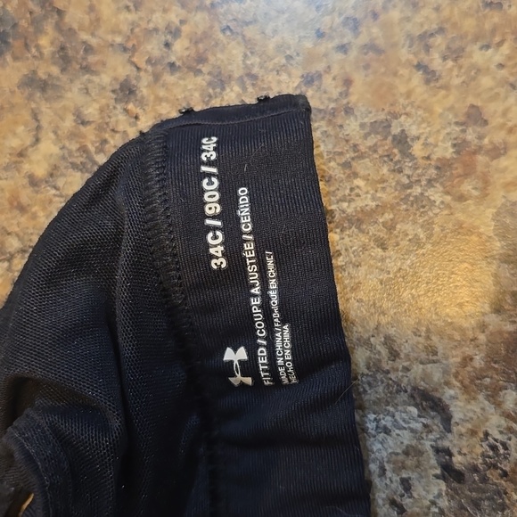 Under armour black fitted sports bra size 34C - Picture 4 of 6